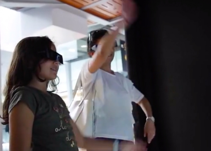 Immersion dans un cube de réalité virtuelle 