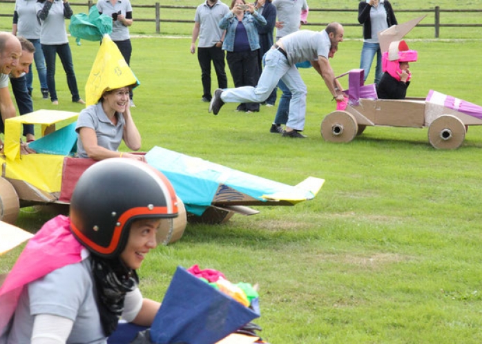 Team-building construction de F1 en carton à Nantes