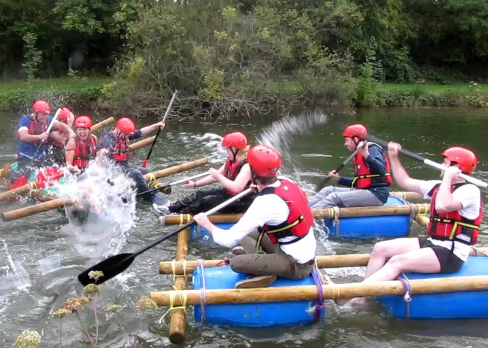 Team-building construction de radeaux événement entreprise